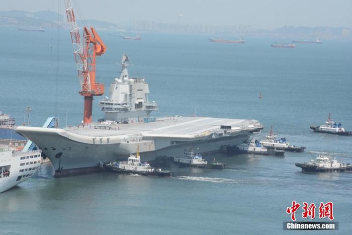 中国第二艘航母通过台湾海峡