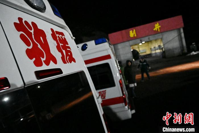 当地卫健部门采取一人一方案,一床一户一医一专家,第一时间展开救治。 韦亮 摄 点击进入下一页