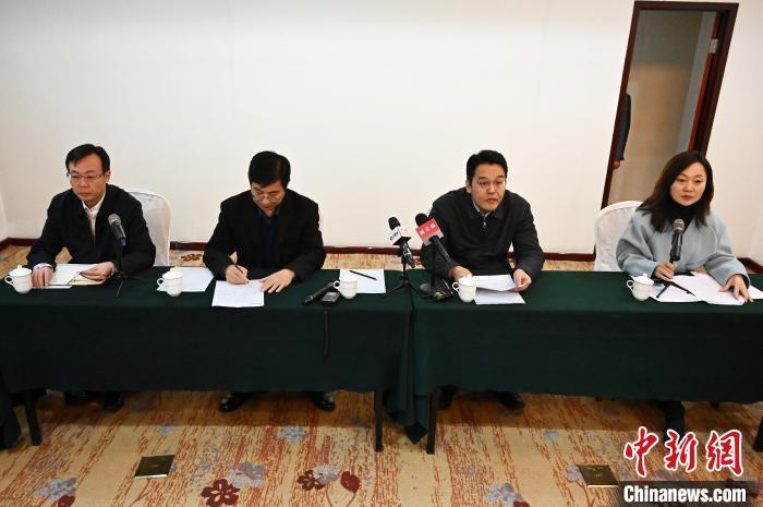 当地官方19日举行新闻发布会,认定二亩沟煤矿瓦斯爆炸事故系违法违规生产引起。 韦亮 摄 点击进入下一页