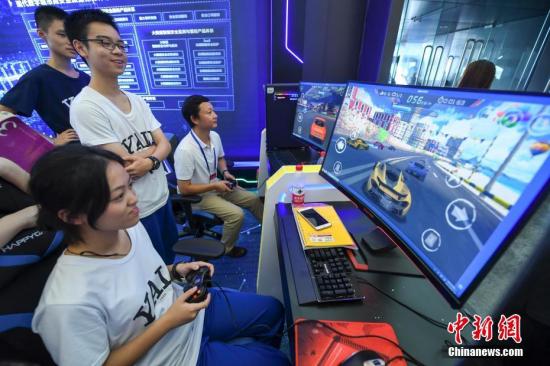 资料图：民众体验电子游戏。 中新社记者 杨华峰 摄