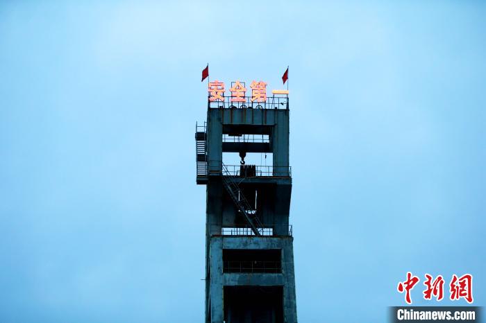 2019年11月19日晚,梁宝寺能源公司井下3306掘进工作面发生一起火灾事故,造成11人被困,其他人员安全升井。 救援工作正在紧张展开。 梁犇 摄 点击进入下一页