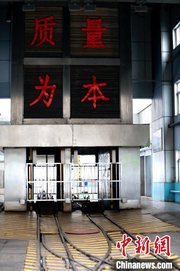 2019年11月19日晚,梁宝寺能源公司井下3306掘进工作面发生一起火灾事故,造成11人被困,其他人员安全升井。 救援工作正在紧张展开。 图为事故发生井口。 梁犇 摄 点击进入下一页