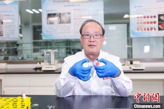 周光宏教授展示国内第一块细胞培养肉。发布方供图