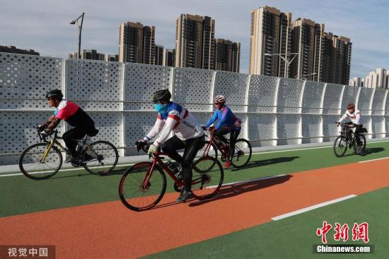资料图：5月31日，北京首条自行车专用路开通运行，大幅缩短回龙观与上地之间的通勤时间。董一鸣 摄 图片来源：视觉中国