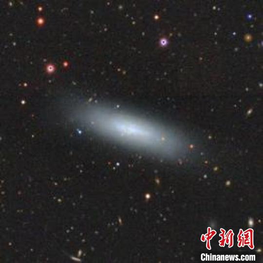 新发现的奇特矮星系之一——UGC7920。(图片来源:DECaLS-DR8)国家天文台 供图 点击进入下一页