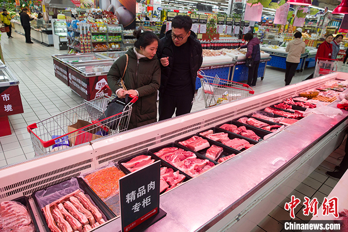 11月27日，山西省太原市，消费者正在超市选购猪肉。中国官方多个部门近期公布的系列数据显示，猪肉价格呈持续回落态势。 中新社记者 张云 摄