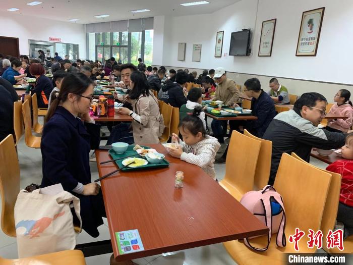 市民在开放食堂用餐 应欣睿 摄