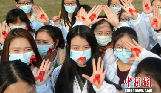 图为大学生呼吁消除艾滋病歧视。 孟德龙 摄 点击进入下一页