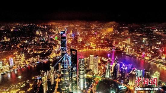 上海外滩国庆灯光秀流光溢彩。 黄伟国 摄 点击进入下一页