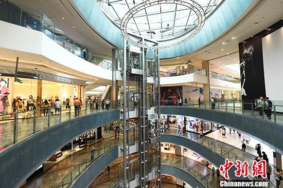 资料图：重庆一商场内人来人往。 中新社记者 陈超 摄