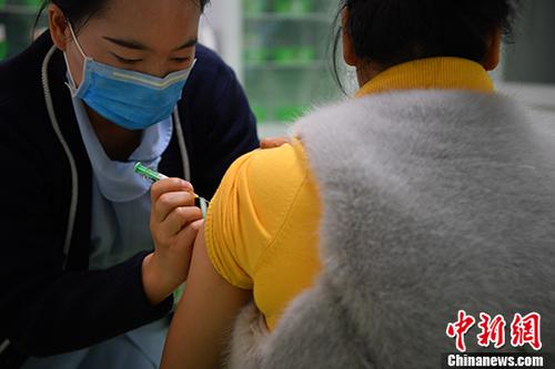 资料图：接种疫苗。中新社记者 刘冉阳 摄