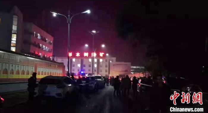 现场集结了大批救援力量。 钟欣 摄 点击进入下一页