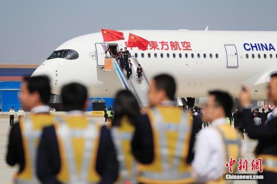 资料图：东航成功执行北京大兴国际机场首轮验证试飞。中新社记者 殷立勤 摄