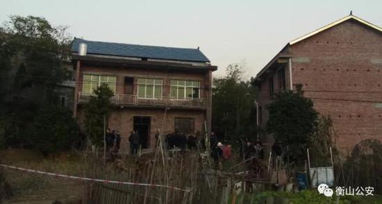 (命案现场,先期抵达的民警拉起了警戒线)