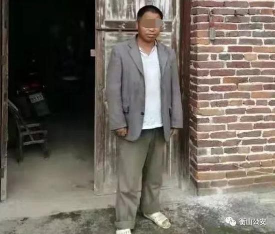 (盘查换岗后,在野外的短暂休息)