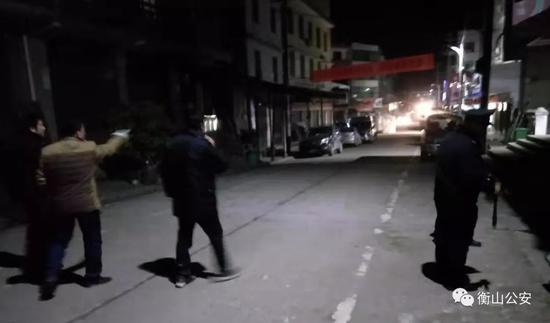 (新桥派出所民警发动周边村组干部进行紧急预警)