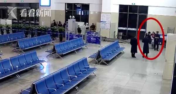 25ccc10e3aec23fc45782f6f13a24c5c.jpg 13岁男孩带16岁女网友私奔:打工赚钱开个理发店