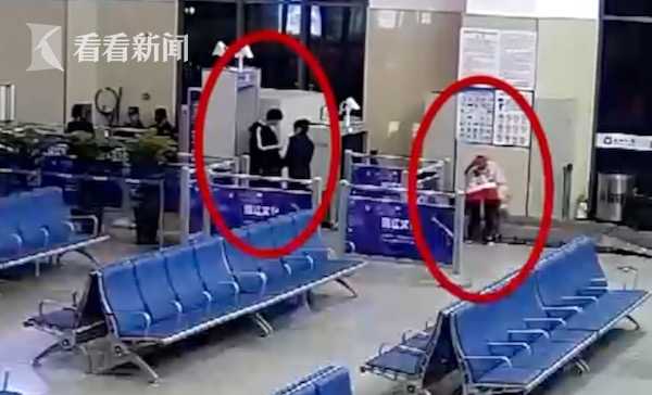 a0e0783f81417b464a0f3937bbacf96b.jpg 13岁男孩带16岁女网友私奔:打工赚钱开个理发店