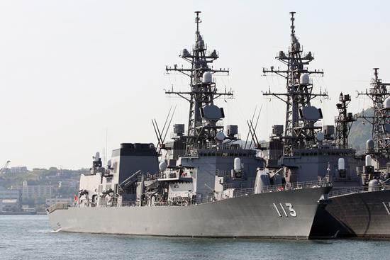  2009年，日本海上自卫队派出“涟”号和“五月雨”号驱逐舰前往亚丁湾护航。