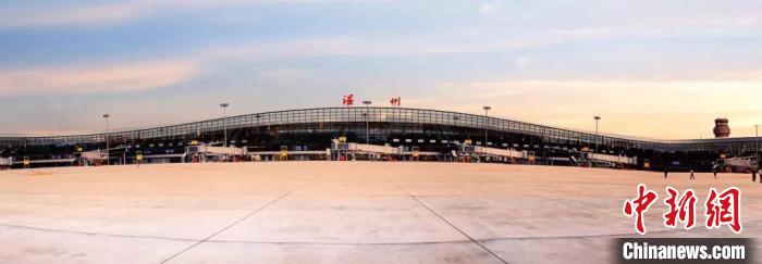 温州机场口岸是浙江省经国务院批复同意开展口岸签证工作的三个口岸之一。温州公安供图