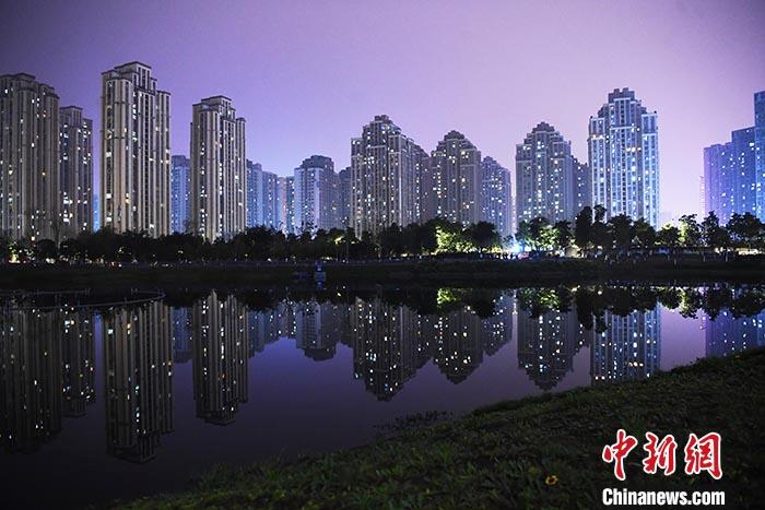 图为重庆城区高楼内灯火通明。中新社记者 陈超 摄