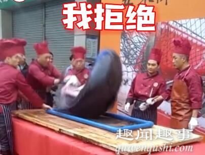日前,广东佛山7名厨子拿着菜刀围着一条大鱼,正在商量如何宰杀,下一秒大鱼的反应太吓人