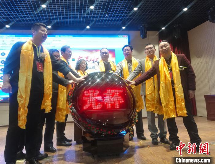 12月27日，由甘肃省张掖市肃南县推出的《祁连粹？夜光杯》产品在甘肃文交丝路文化交易平台上线。 崔琳 摄