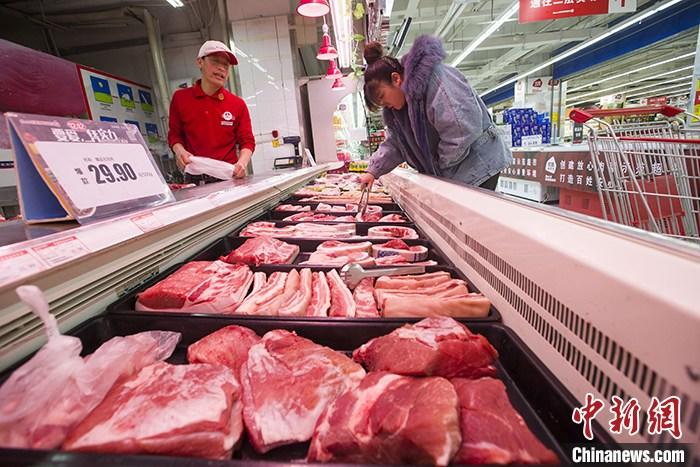 资料图为消费者在山西太原一超市选购猪肉。 中新社记者 张云 摄