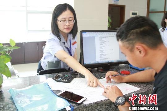 资料图:晋江市税务局创新开发纳税信用扣分提醒系统,企业纳税 “信用违章”会有短信提醒。 柯文宣 摄 点击进入下一页