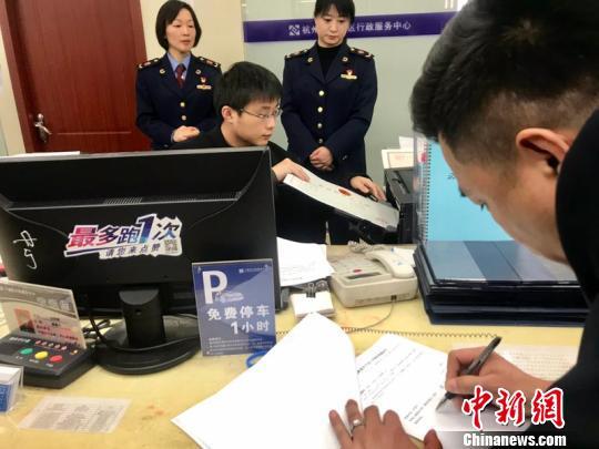 资料图:杭州市市场监管局帮助企业实现当日准入准营。 张煜欢 摄 点击进入下一页