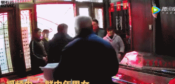 亲生儿女大闹父亲灵堂!狂扇遗体耳光后暴力拉出棺材