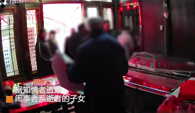 亲生儿女大闹父亲灵堂!狂扇遗体耳光后暴力拉出棺材