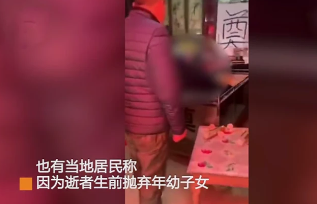 亲生儿女大闹父亲灵堂!狂扇遗体耳光后暴力拉出棺材(2)