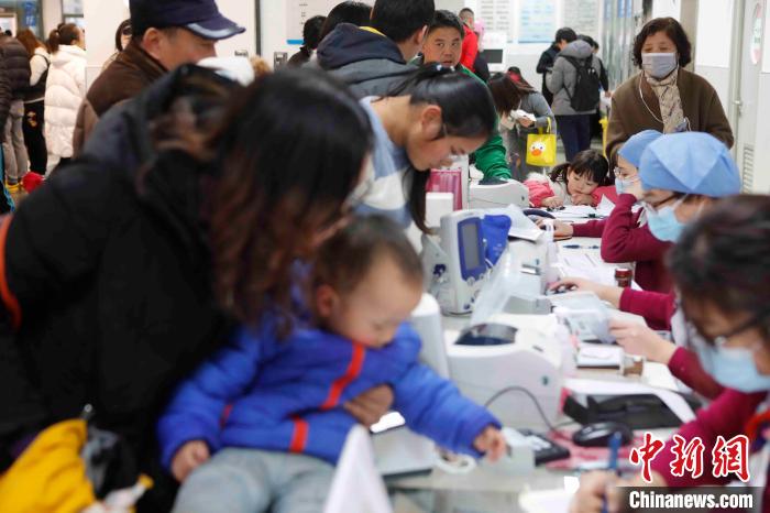 家长带着孩子在上海儿童医院急诊室就诊。 殷立勤 摄
