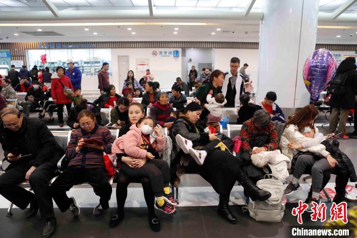 家长带着孩子在上海儿童医院急诊室排队等待就医。 殷立勤 摄