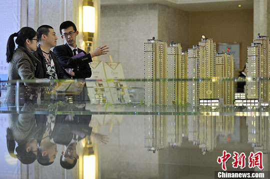 资料图:置业顾问向民众推荐商品房户型。 <a target='_blank' href='http://www.chinanews.com/'>中新社记者 韦亮 摄 点击进入下一页