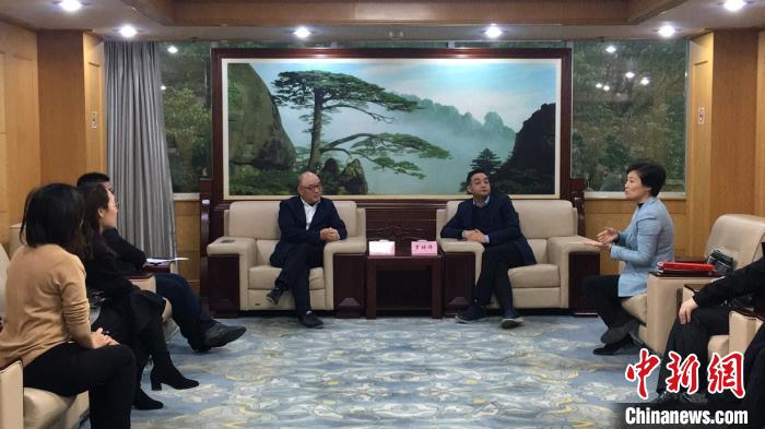 图为双方现场沟通交流。 黄慧 摄 图为双方现场沟通交流。 黄慧 摄