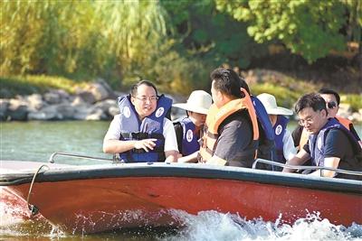 湖南省岳阳市纪检监察机关立足职责定位,坚持生态环境整治到哪里,监督检查就跟进到哪里。图为该市纪委监委监督检查组在洞庭湖水域抽查环境整治措施落实和干部作风情况。(资料图片) 点击进入下一页