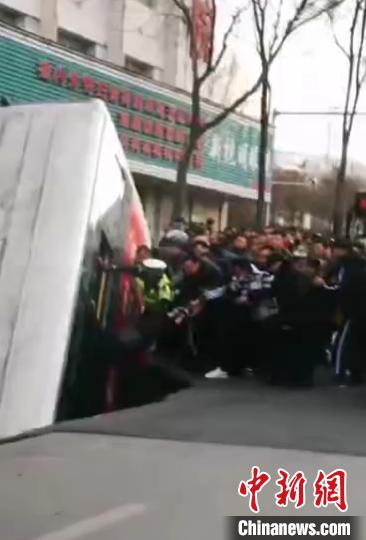 青海西宁公交车站发生塌陷 一辆公交车坠入其中