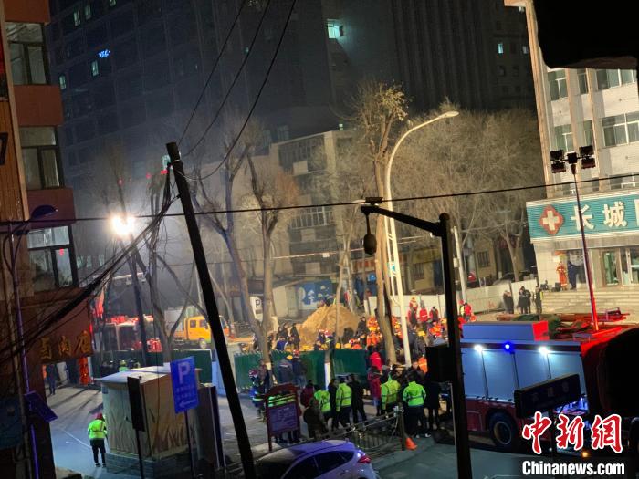 图为14日凌晨救援持续中 马铭言 摄 图为14日凌晨救援持续中 马铭言 摄