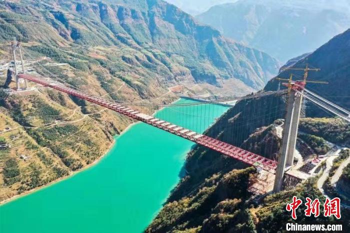 世界最大跨度山区悬索桥合龙主跨达1386米