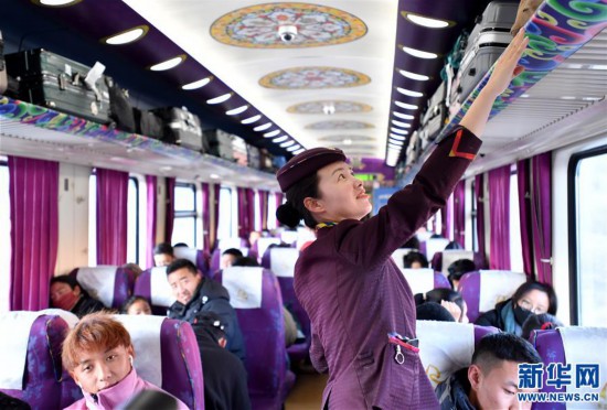 （新春走基层）（8）高原上的藏族女列车长——贡久曲珍