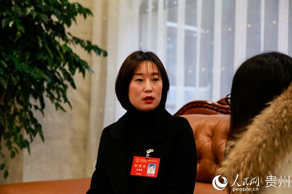 贵州省人大代表韦丽星在接受记者采访。 李宇 摄