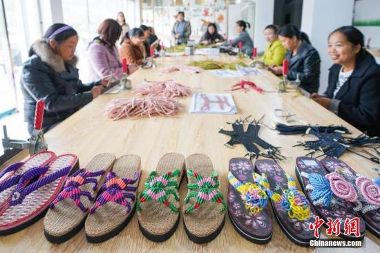 资料图：妇女在扶贫手工艺厂工作。中新社记者 贺俊怡 摄