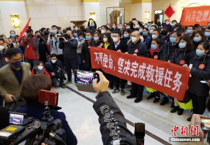 1月25日晚，山东首批医疗队138名医务人员奔赴武汉，支援湖北开展新型冠状病毒感染的肺炎医疗救治工作。中新社记者 张勇 摄 