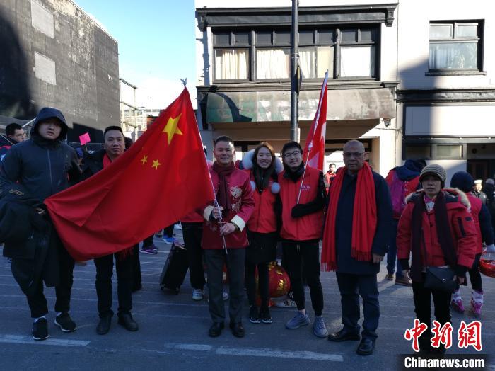 加拿大温哥华华侨华人在当地街头高举五星红旗庆贺新春。 王典奇 摄