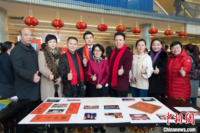 温哥华华侨华人书写“福”字共贺中国新春佳节。 王典奇 摄