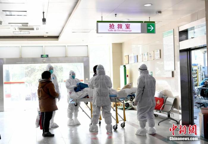 图为武汉大学中南医院急救中心的医务人员们正在对患者进行分诊救治。中新社记者 安源 摄