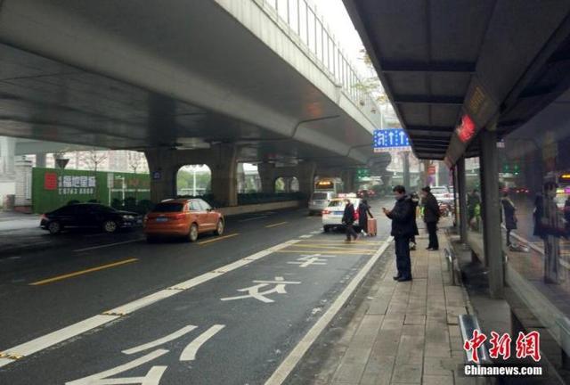 武汉暂时关闭离汉通道 全市公交地铁等停运。中新社记者 艾启平 摄