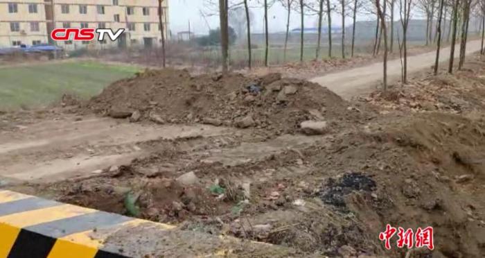 乡村道路被挖断。图片来源：中新视频